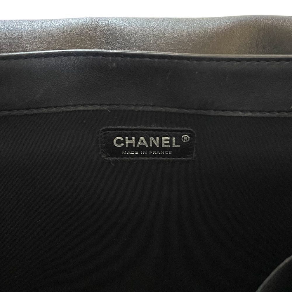CHANEL Reverso Boy Flap Bag Patent Large in Midnight Blue - Picture 5 of 15